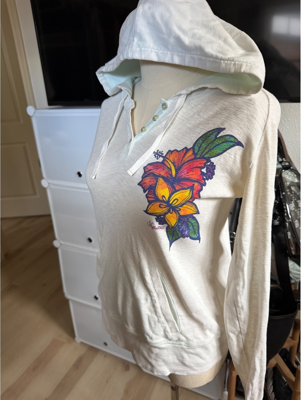 Cozy Life White Hoodie with Vibrant Hawaiian Floral Print, Size S